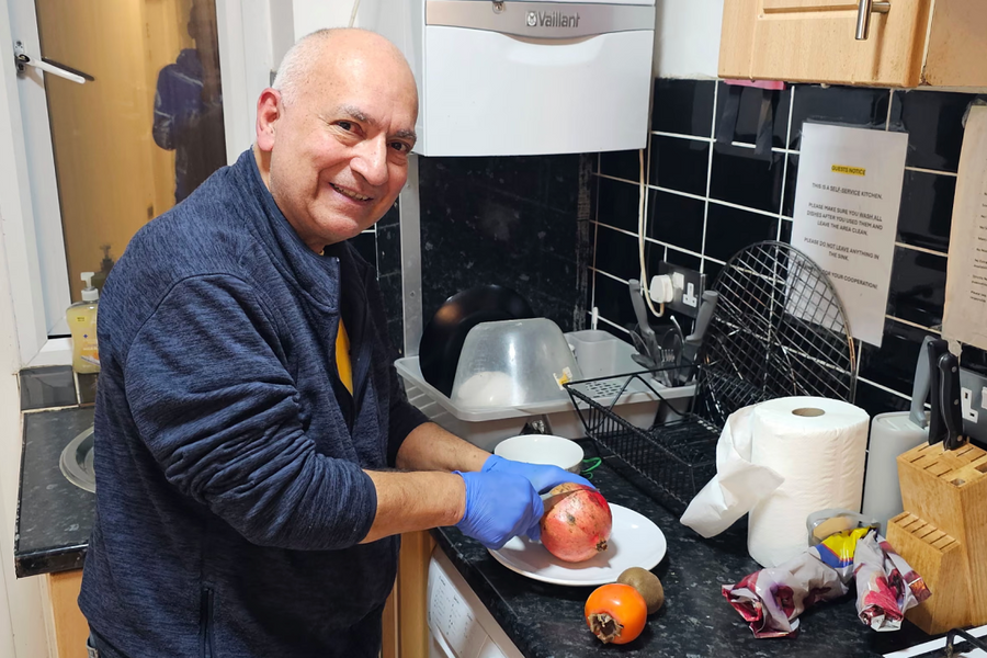 Người già long đong đi thuê trọ