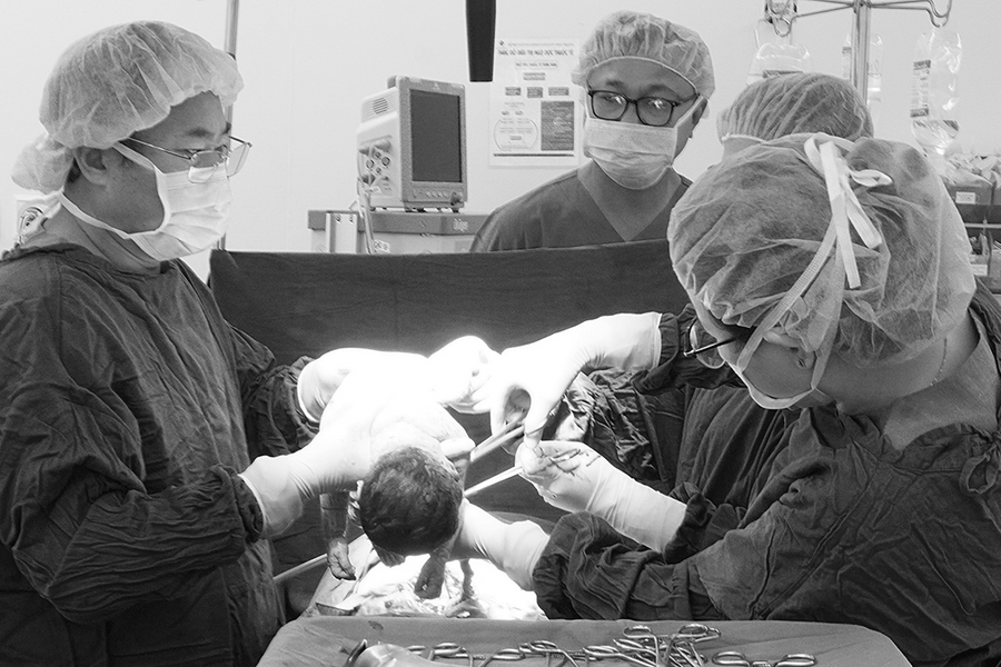 Bé gái chào đời an toàn, bác sĩ cắt khối u xơ 4 kg của mẹ