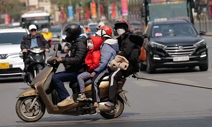 'Ngồi ôtô nguy hiểm, sao không cấm chở trẻ em trên xe máy?'