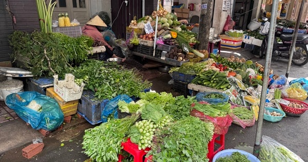 Rau xanh tăng chóng mặt ở chợ bán lẻ, nhiều bà nội trợ thở dài