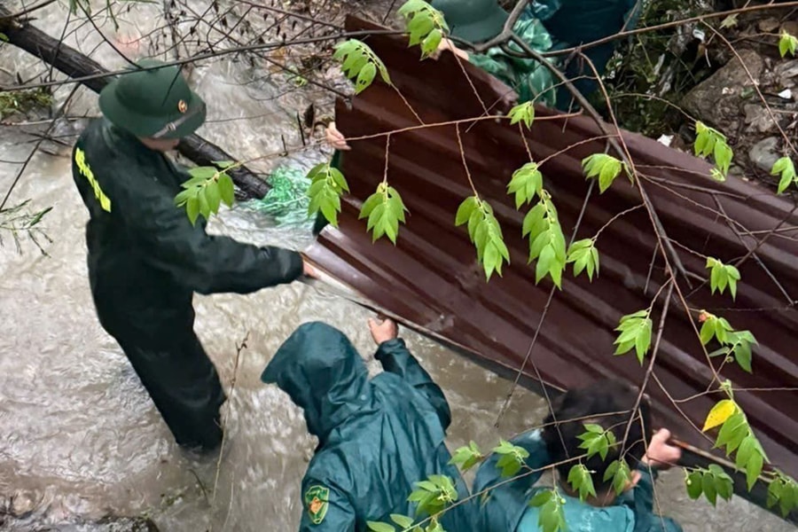 Đường sắt và đường bộ Khánh Hòa bị ngập vì mưa lớn, lực lượng chức năng nỗ lực thông tuyến sớm