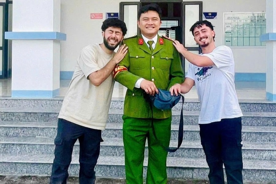 Cuộc gặp tình cờ giúp du khách nước ngoài tìm lại túi tiền rơi tại Việt Nam