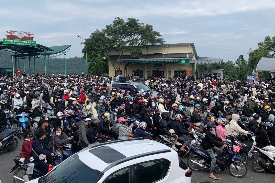 Tắc dài dòng khách xếp hàng mua vé vào Vườn Quốc gia Ba Vì