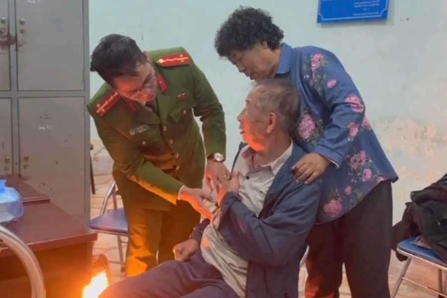 Khoảnh khắc vỡ oà khách Trung Quốc đi lạc gặp lại vợ tại Sa Pa