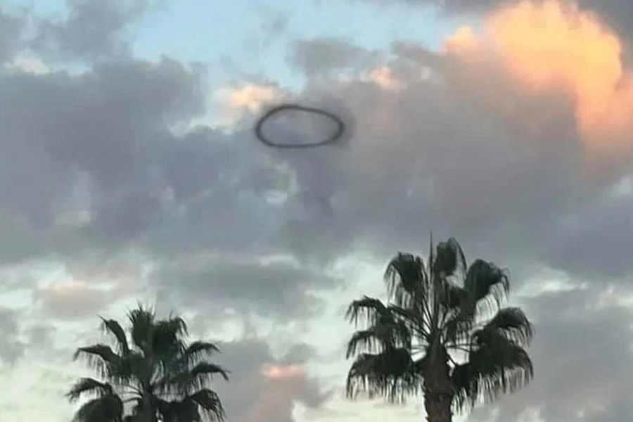Vòng khói đen kỳ lạ trên bầu trời khiến du khách ngỡ UFO xuất hiện