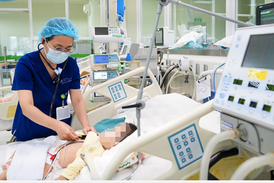 Bé trai 2 tuổi suy hô hấp nặng do uống nhầm dầu thắp đèn