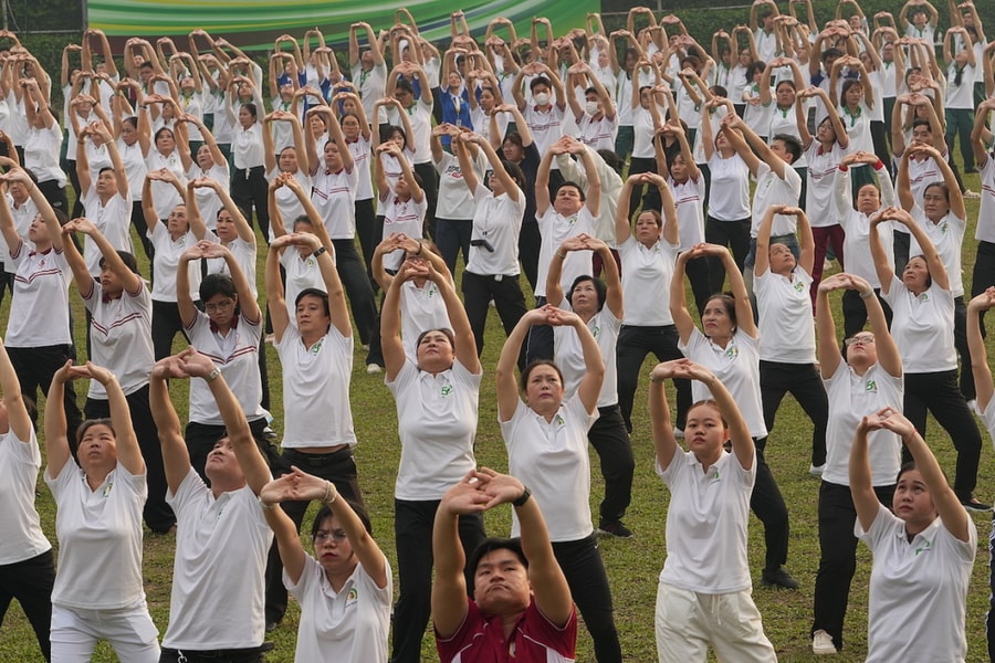 Gần 2.000 nhân viên y tế và người dân TP HCM đồng diễn dưỡng sinh