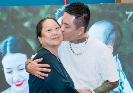 Nghệ sĩ chia buồn khi mẹ Tuấn Hưng qua đời