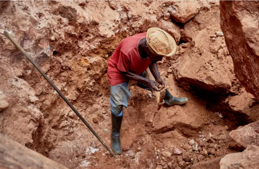 Khoảnh khắc kinh hoàng cầu sập khiến hơn 30 thợ mỏ thiệt mạng