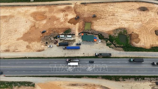 Cao tốc chạy trước, trạm dừng nghỉ 'chậm nhịp'