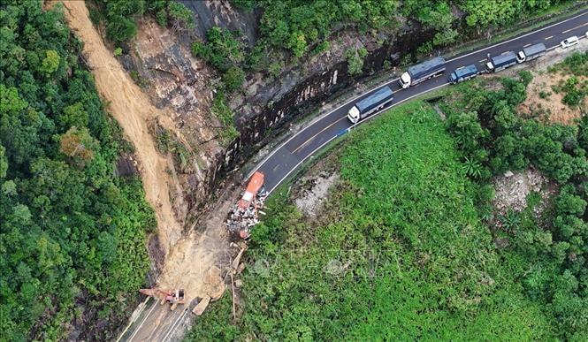 Bí thư Khánh Hòa trực tiếp chỉ đạo khắc phục sạt lở tại đèo Khánh Lê