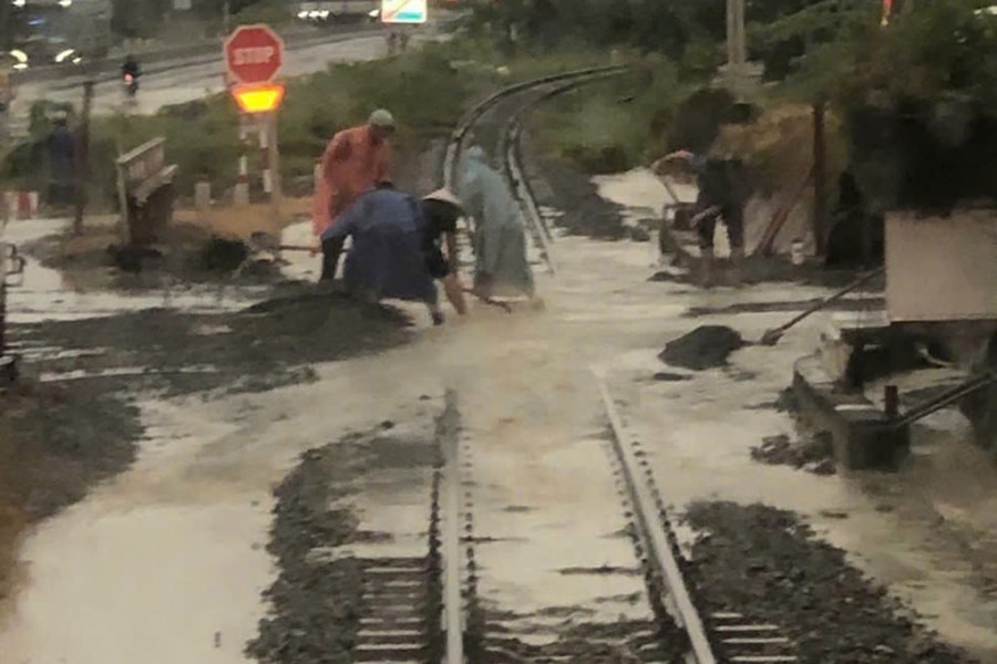 Thông tàu qua đoạn ngập tại khu gian Ngã Ba - Cam Thịnh Đông (Khánh Hòa)