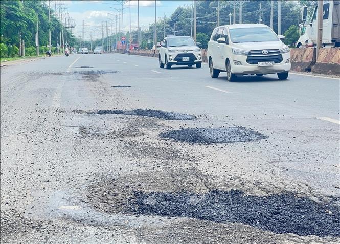 Đường xuống cấp nghiêm trọng, nhiều ổ voi, ổ gà 'bẫy' người đi đường