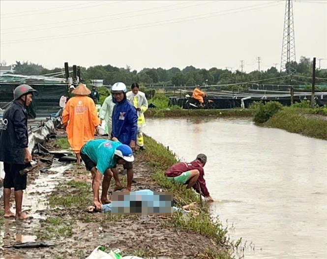 Hai người bị sét đánh tử vong khi vệ sinh ao tôm