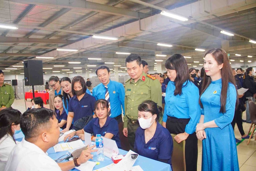Triển khai khám bệnh miễn phí cho hàng nghìn công nhân, người lao động