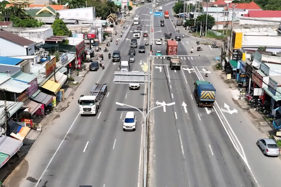 Nhiều lái xe còn bỡ ngỡ trong ngày đầu áp dụng phân làn mới trên Quốc lộ 51