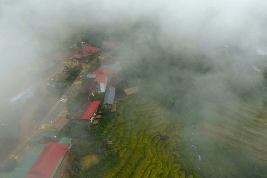 Ngắm bản làng Pù Luông trong làn sương mù mờ ảo