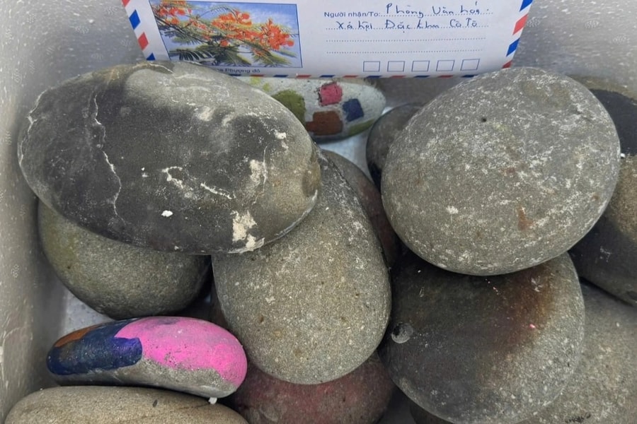 Từng lén lấy 14kg đá cuội ở Cô Tô, khách bất ngờ gửi trả lại sau gần 10 năm