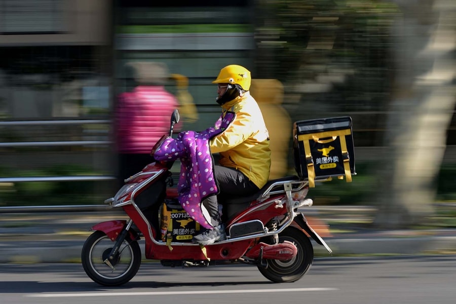 Sáng mặc áo blouse, tối làm shipper giao đồ ăn