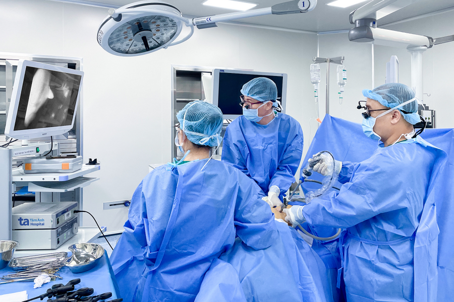 Bé gái 7 tuổi xoắn buồng trứng do u quái