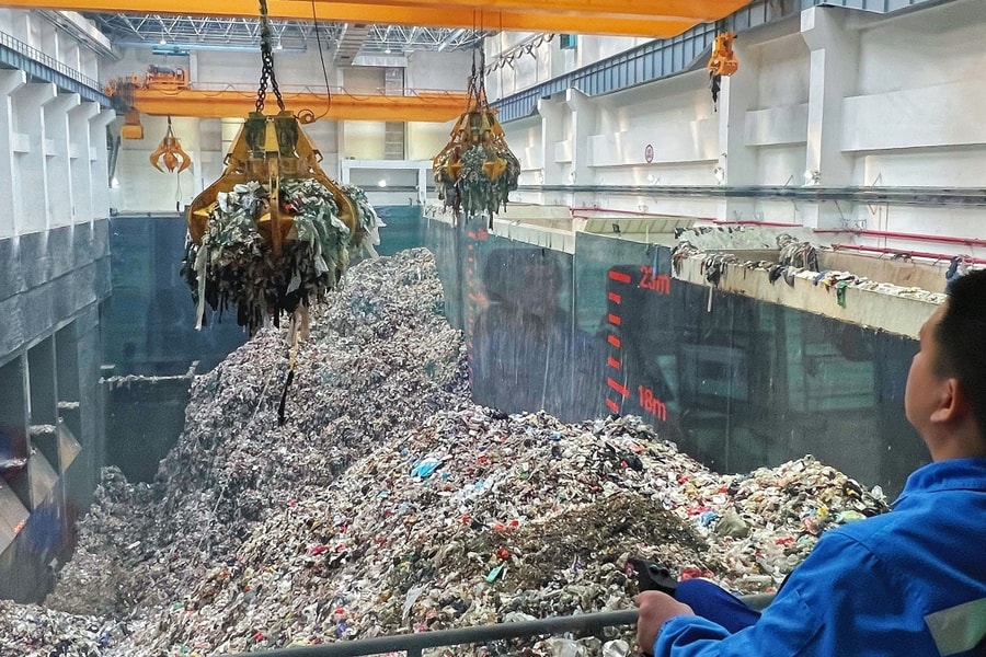 Văn phòng huyện ở Trung Quốc tuyển tiến sĩ để giám sát vận chuyển rác