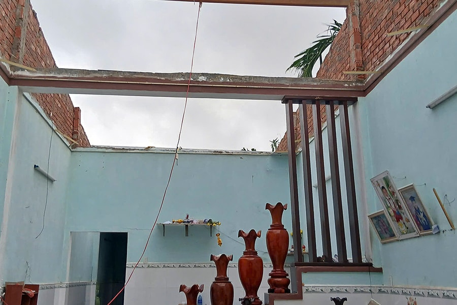 Lốc xoáy làm tốc mái gần 60 ngôi nhà trong đêm