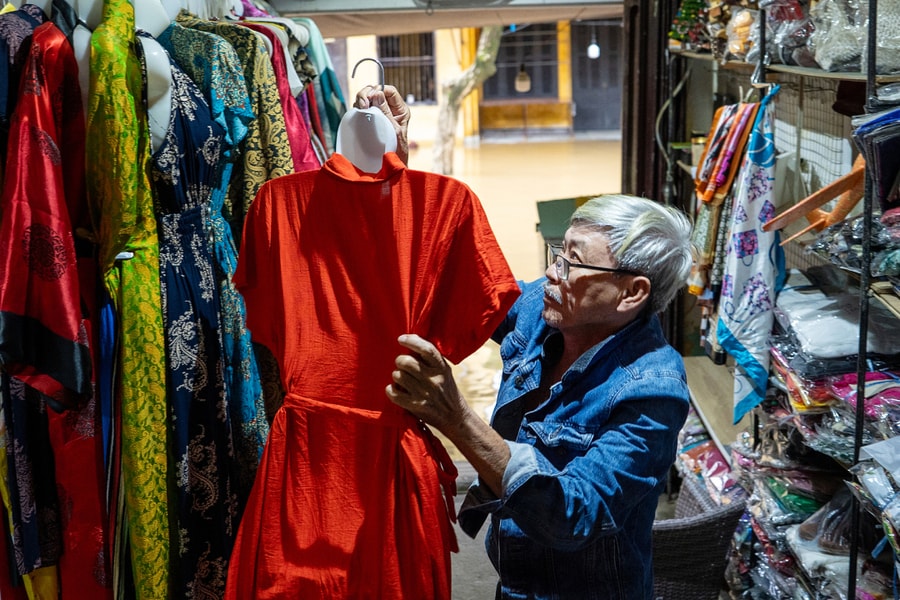 Người dân phố cổ Hội An sơ tán tài sản tránh lũ