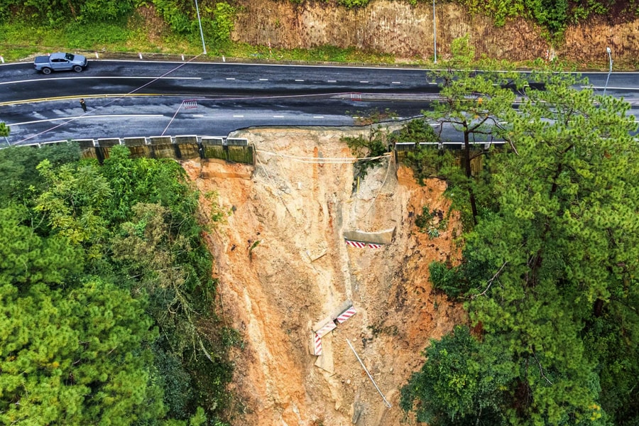 Hiện trạng sạt lở đèo Prenn, đất đá sụp xuống rừng thông