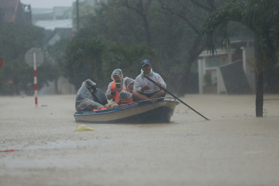 Lũ sông Bồ ở Huế vượt báo động ba