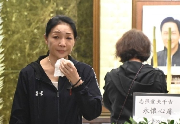 Vợ khóc nghẹn trong lễ tang 'Triển Chiêu' Chân Chí Cường