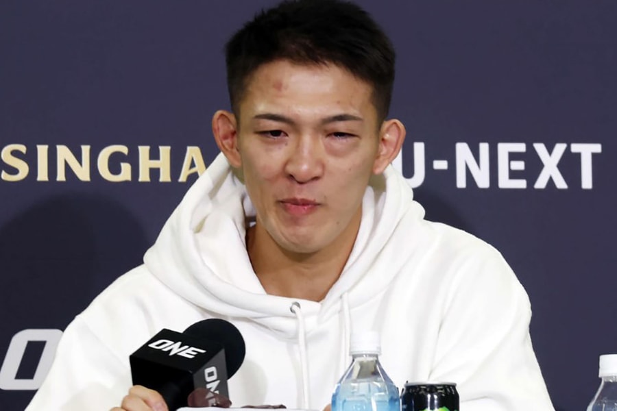 Bị nhà vô địch Muay Thái đánh sưng mặt, cao thủ Nhật Bản bật khóc vì con trai