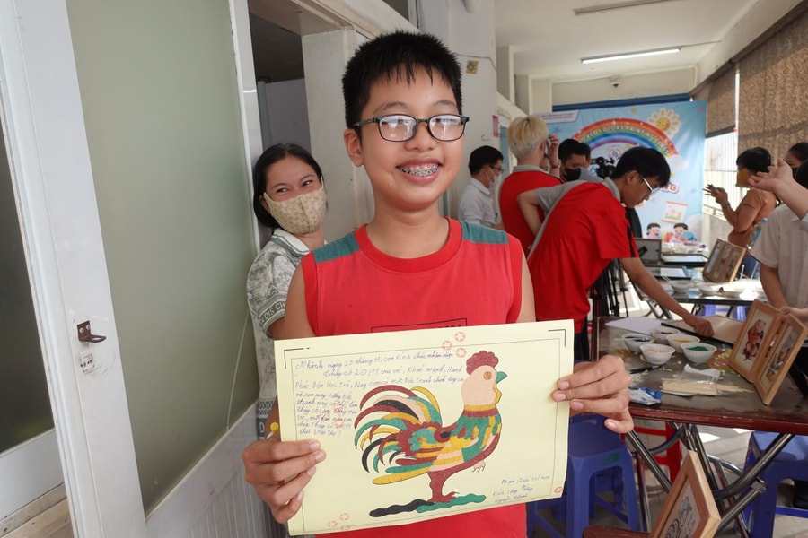 Bệnh nhi hào hứng tham gia vẽ tranh cát Đông Hồ gửi lời tri ân thầy cô nhân ngày 20/11