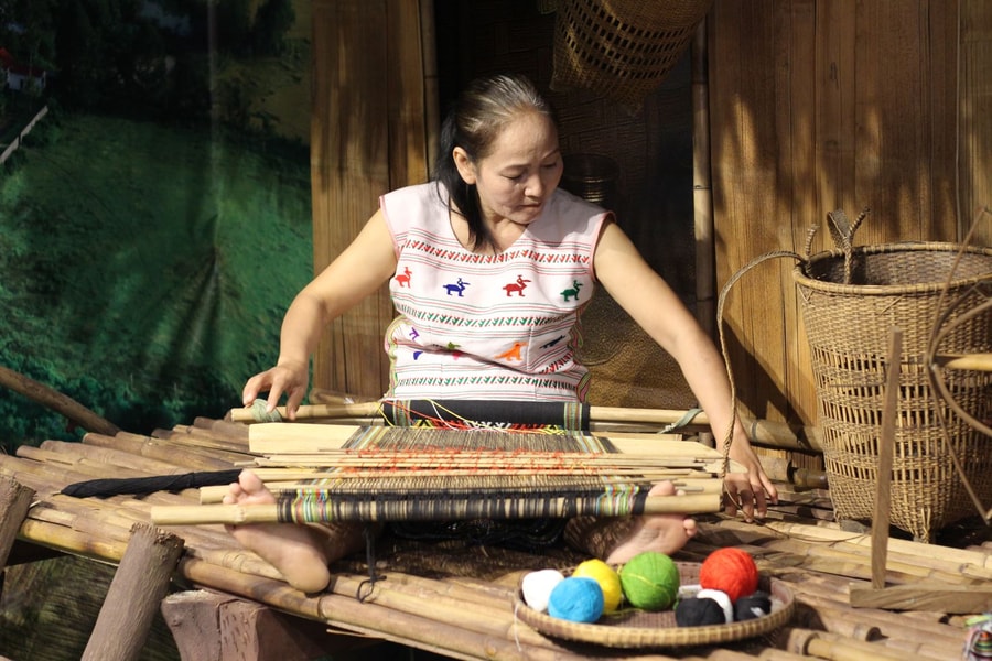 Bảo tàng Phụ nữ Nam Bộ giới thiệu vẻ đẹp nghề dệt thổ cẩm của phụ nữ Mạ