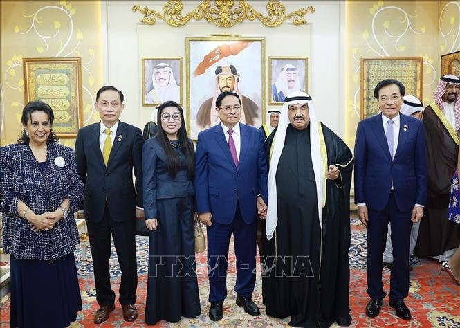 Thủ trướng Phạm Minh Chính thăm nguyên Thủ tướng Kuwait Sheikh Nasser Al-Mohammed Al-Jaber Al-Sabah