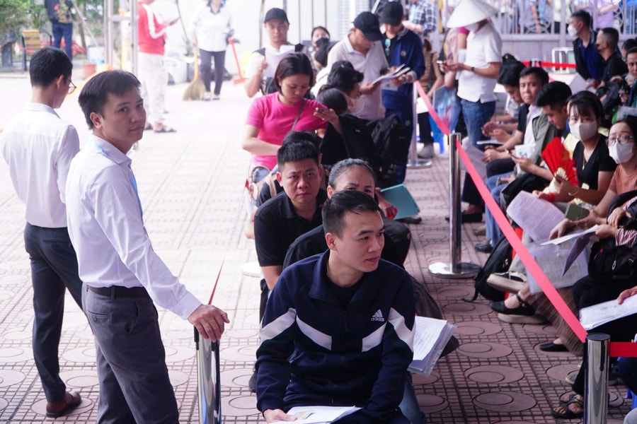 Hà Nội: Hàng nghìn người đội mưa, xếp hàng chờ mua nhà ở xã hội