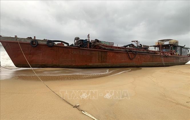 Tàu hàng chứa 2.000 lít dầu bị sóng đánh tấp vào bờ, mắc cạn trên cát