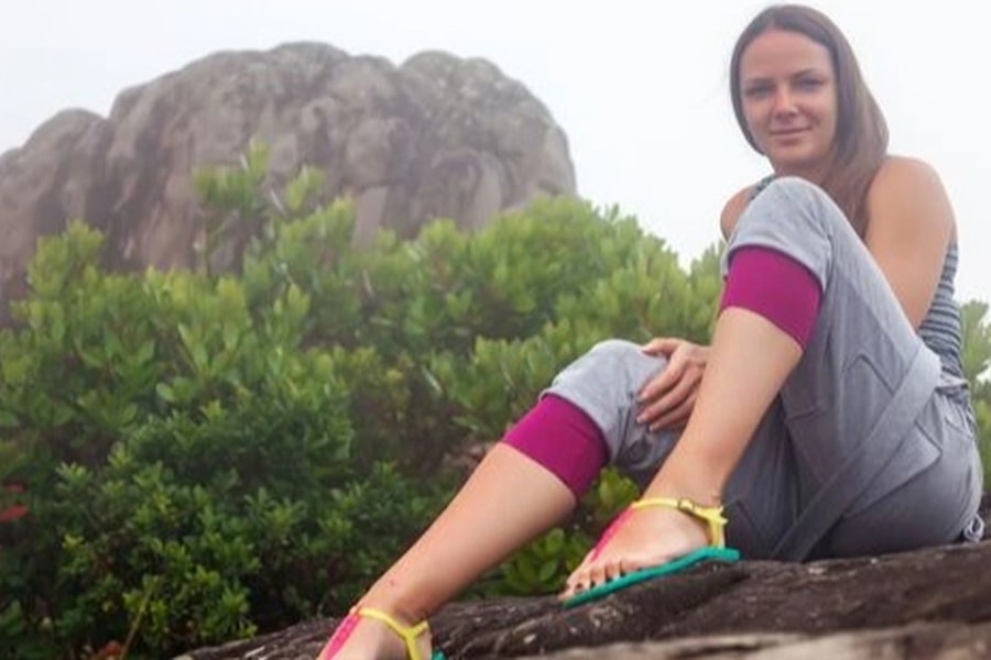 Ngủ trên xe giường nằm, cô gái tỉnh dậy sốc nặng thấy người lạ ở bên cạnh