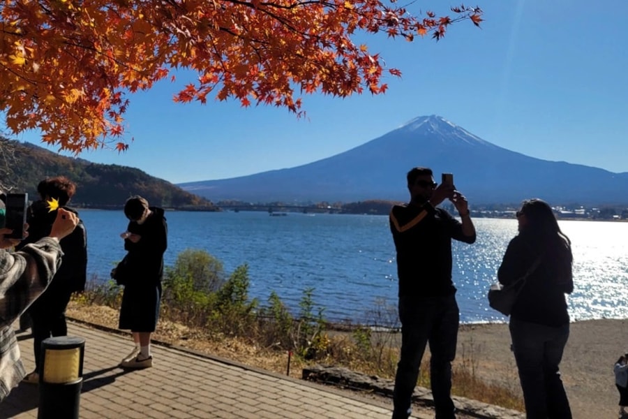 Con đường lá đỏ ở Nhật Bản hút khách săn ảnh núi Phú Sĩ soi bóng