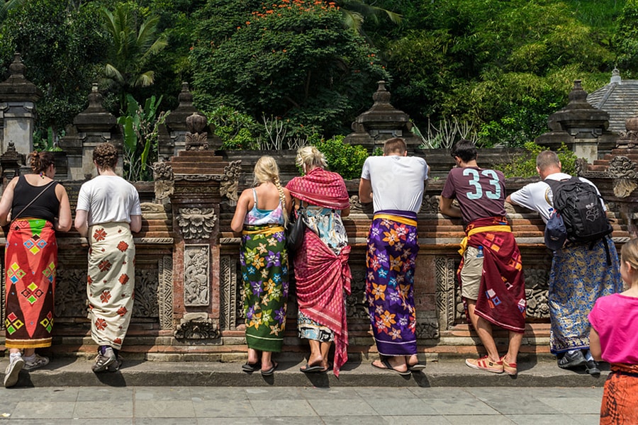 Khăn sarong - vật 'bất ly thân' trong hành lý du lịch