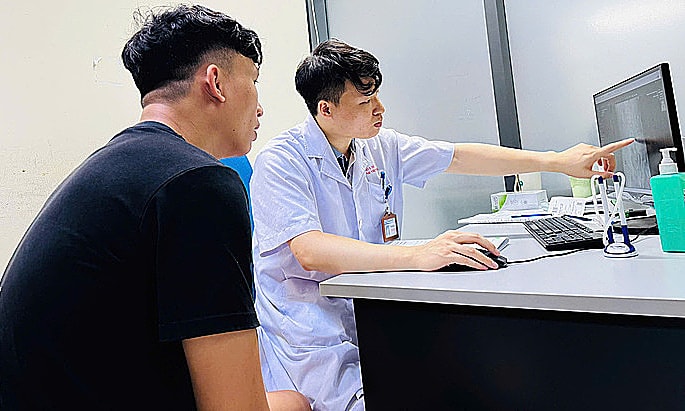 Đau như 'bẻ gãy sống lưng' sau khi tự ý uống thuốc chữa sỏi thận