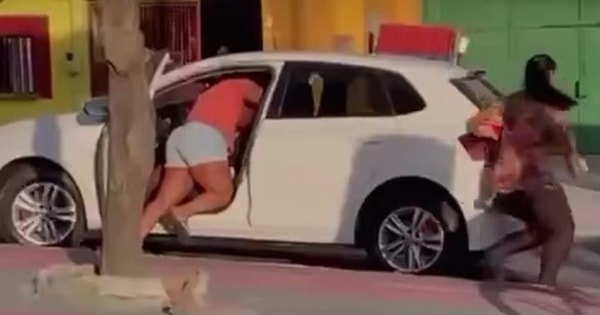 Bắt quả tang chồng ngoại tình, vợ chặn xe gây náo loạn trên phố