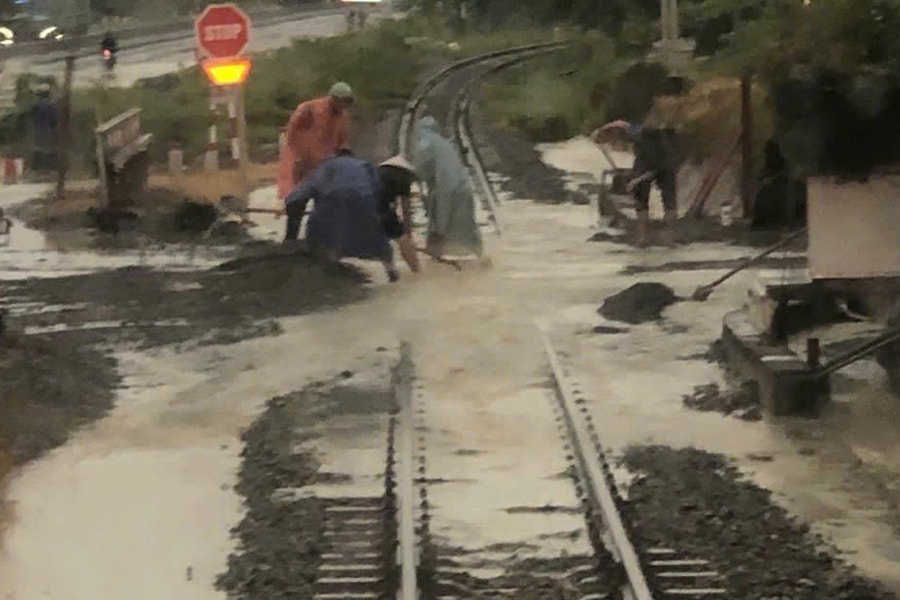 Ngừng chạy nhiều đoàn tàu do ảnh hưởng mưa lũ, ngập lụt