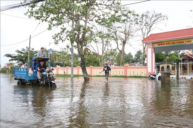 Huế: Còn trên 700 ngôi nhà bị ngập, khôi phục cấp điện 100%