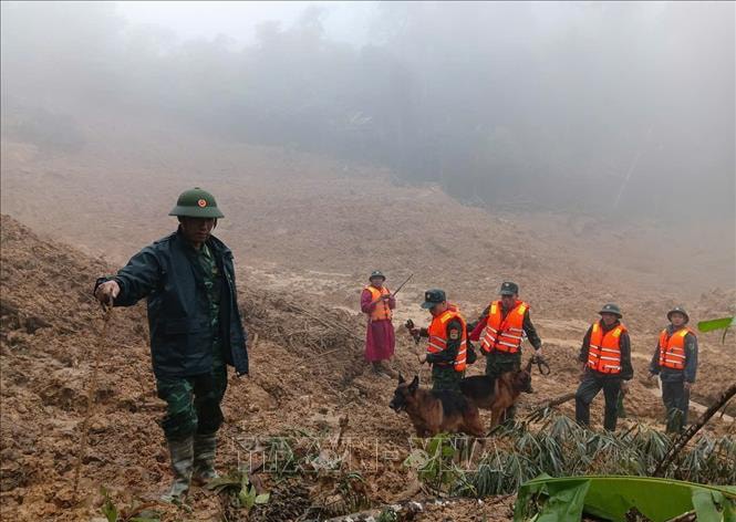 Đà Nẵng: Tìm thấy thi thể nạn nhân đầu tiên trong vụ sạt lở núi ở Hùng Sơn