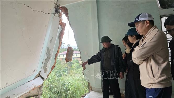 Thứ trưởng Võ Văn Hưng kiểm tra việc khắc phục hậu quả mưa lũ tại Quảng Trị