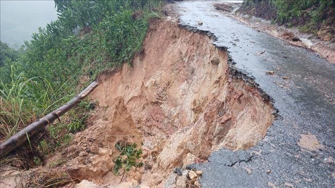 Quảng Ngãi: Sạt lở vùi lấp đường Trường Sơn Đông