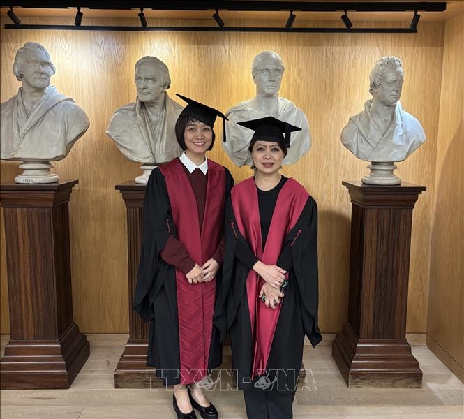 Hai bác sĩ Việt Nam nhận chứng chỉ thành viên của tổ chức ngoại khoa hàng đầu thế giới