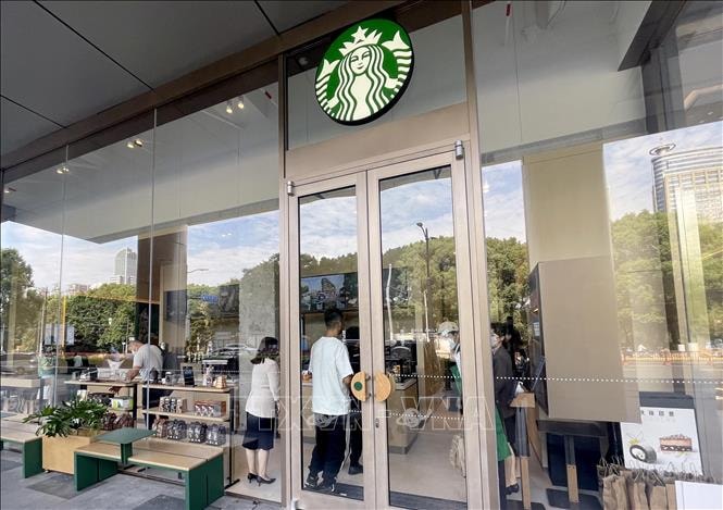 Starbucks cạnh tranh khốc liệt tại thị trường tỷ dân