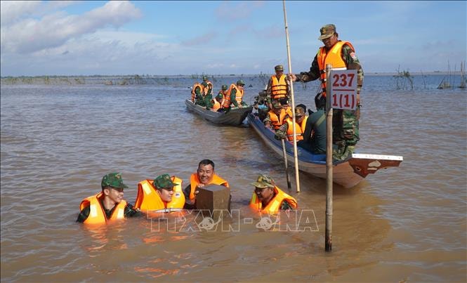 Phối hợp tuần tra song phương, kiểm tra cột mốc biên giới trong mùa lũ