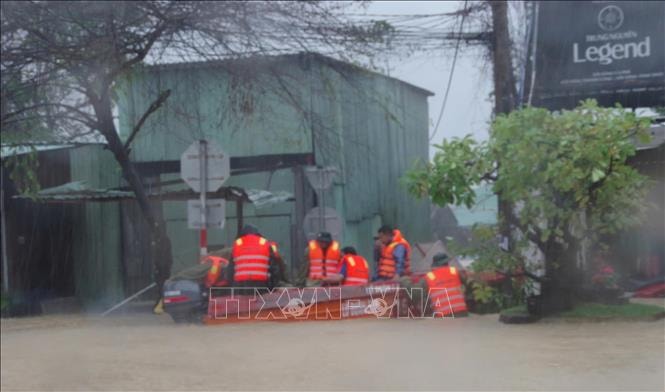 Mưa trắng trời, chính quyền địa phương gồng mình cứu dân